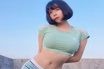 Đỏ mặt trước hot girl xinh đẹp diện đồ tập ngắn, bó sát