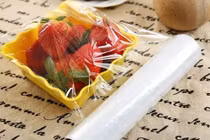 Sử dụng màng bọc thực phẩm không đúng cách nguy hiểm sao?