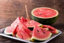 Mùa hè ăn dưa hấu để qua đêm, bé gái suy thận suýt chết 