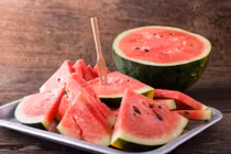 Mùa hè ăn dưa hấu để qua đêm, bé gái suy thận suýt chết 