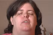 Mong muốn bị mù, cô gái làm điều ai cũng sợ 