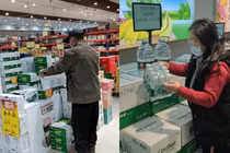 Cụ ông không đủ tiền mua sữa cho vợ ung thư...kết ấm lòng 