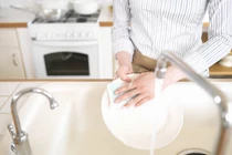 Đàn ông tích cực rửa bát, khi ân ái sẽ thăng hoa hơn