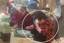 Đi chợ thấy cảnh này, cô gái buồn nôn sợ hãi 