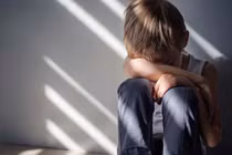 Bé trai 3 tuổi ồn ào, mẹ kế làm điều kinh dị gây phẫn nộ