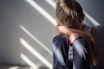 Bé trai 3 tuổi ồn ào, mẹ kế làm điều kinh dị gây phẫn nộ