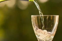 Chàng trai trẻ mất mạng sau khi uống rượu giải sầu