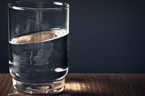 Say rượu, người đàn ông nhét cốc vào hậu môn khiến bác sĩ hoảng