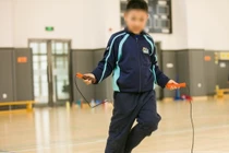 Mẹ bắt tập thể dục kiểu này, con trai liệt nửa người