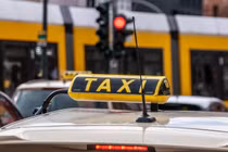 Chê tiền taxi quá đắt, cô gái nhảy khỏi xe gặp nạn thảm khốc