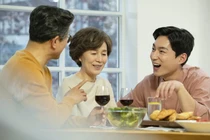 Chồng vẫn chăm sóc gia đình vợ cũ