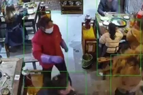 Đang ăn, cô gái bị người lạ hất thẳng nồi lẩu nóng vào mặt