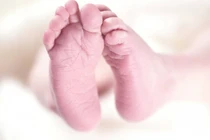 Sinh con trong lúc đi vệ sinh, mẹ trẻ làm điều ai cũng sốc