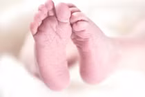 Sinh con trong lúc đi vệ sinh, mẹ trẻ làm điều ai cũng sốc