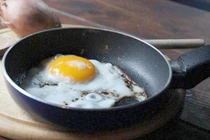 Loại hóa chất trong chảo chống dính làm tăng nguy cơ ung thư gan