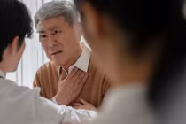 Con dâu nằm viện, bố chồng vào thăm bắt gặp chuyện gian tình