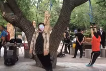 Cực dị phương pháp tập thể dục bằng cách treo cổ ở Trung Quốc