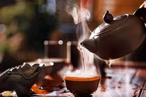 Pha trà chậm cho chồng, vợ gặp kết kinh hoàng