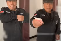 Lạ đời bố chồng đưa hết tiền lương cho con dâu 