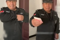 Lạ đời bố chồng đưa hết tiền lương cho con dâu 