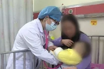 Bé gái ho sốt, bà nội cạo gió khiến cháu gặp chuyện ghê rợn