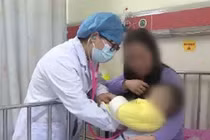 Bé gái ho sốt, bà nội cạo gió khiến cháu gặp chuyện ghê rợn