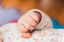 Bạn trai vô tâm, cô gái làm điều ghê rợn với con sơ sinh 