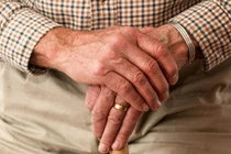 Một mình chăm bố ốm, lúc chia tài sản con gái khóc nấc vì...