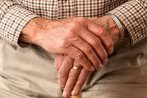 Một mình chăm bố ốm, lúc chia tài sản con gái khóc nấc vì...