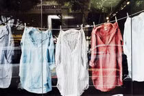 Bắt gặp vợ thân mật người khác, sốc nặng khi thấy mặt “tình địch” 