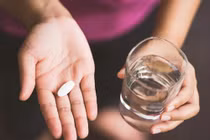 Nghe theo hàng xóm phán bệnh, cụ bà khiến bác sĩ phát bực