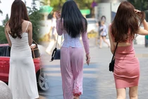 Mặc đồ mỏng dính bám chặt vòng 3, chị em bị chê phản cảm