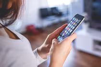 Nhìn trộm điện thoại của mẹ, con trai phát hiện chuyện động trời