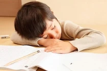 Vừa khỏi bệnh đã bị ép làm bài tập, bé trai gọi cảnh sát 