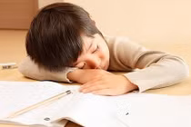 Vừa khỏi bệnh đã bị ép làm bài tập, bé trai gọi cảnh sát 