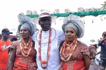 Chú rể cưới cùng lúc 2 cô dâu vì...không muốn ngoại tình