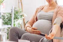 Quảng cáo bán trứng, mang thai hộ bị cảnh sát sờ gáy