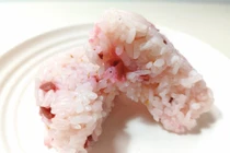 Ăn cơm nắm trong siêu thị, khóc thét khi thấy thứ này 