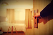 Anh rể dậy sớm bất thường, em vợ xinh đẹp hoảng sợ vì...