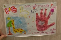 Những bức tranh kỷ vật của bé 8 tuổi gửi mẹ và dòng chữ nhói lòng