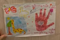 Những bức tranh kỷ vật của bé 8 tuổi gửi mẹ và dòng chữ nhói lòng