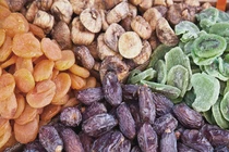 Cô gái trẻ rỗ mặt vì ăn trái cây sai cách