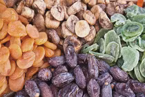 Cô gái trẻ rỗ mặt vì ăn trái cây sai cách