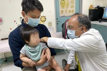 Để con trai nhỏ ôm ấp thú cưng, cha mẹ hối không kịp