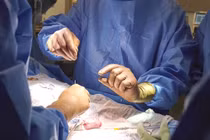 Tin tưởng bác sĩ, cha mẹ không ngờ con gái chết não 