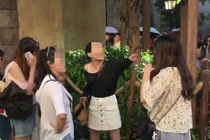 Con trai 8 tuổi "sàm sỡ" cô gái, cách mẹ hành xử gây sốc 