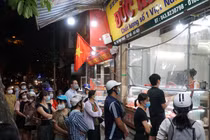 Giao thông ùn ứ tại điểm bán bánh trung thu trên phố Thuỵ Khuê