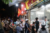 Giao thông ùn ứ tại điểm bán bánh trung thu trên phố Thuỵ Khuê