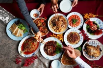 Hành động không ngờ của bố chồng trong ngày Tết khiến tôi sượng sùng, mất mặt