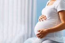 Cô gái trẻ sinh con, 4 người đàn ông nhận làm cha đứa bé